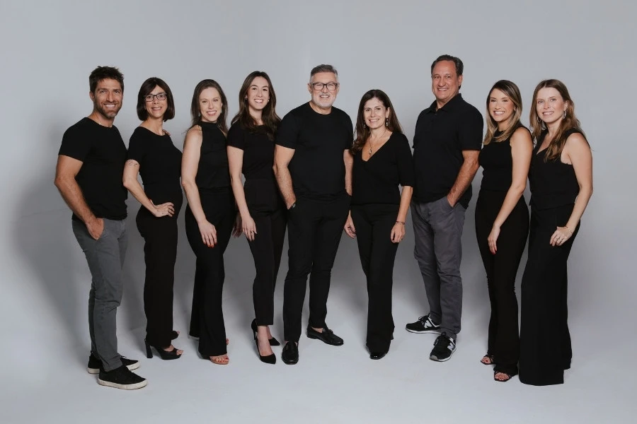 Doutor analisando detalhes